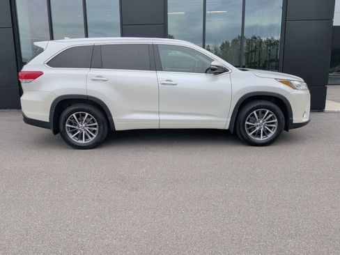 Used 2017 Toyota Highlander AWD V6 image 5