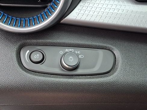 Used 2025 Chevrolet Trax LT FWD image 24