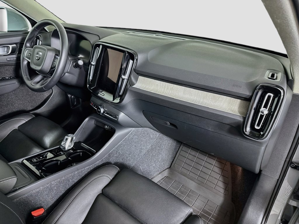 Used 2025 Volvo XC40 B5 Plus w/ Climate Package AWD/4WD image 29