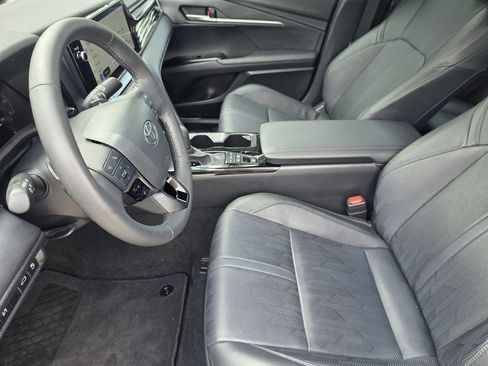 Used 2025 Toyota Camry XSE FWD image 11