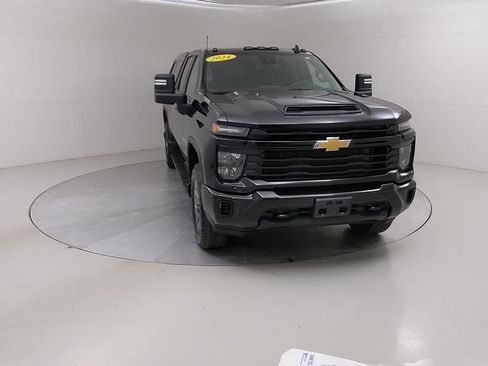 Used 2024 Chevrolet Silverado 2500 Custom w/ Custom Value Package AWD/4WD image 9
