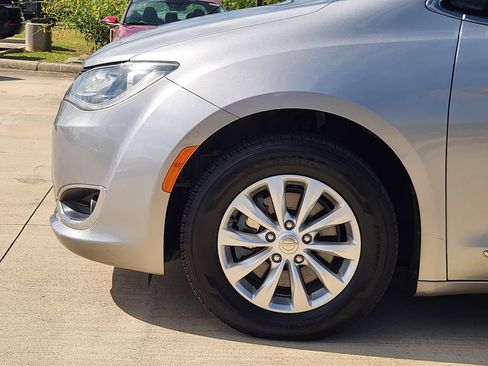 Used 2018 Chrysler Pacifica Touring-L FWD image 10
