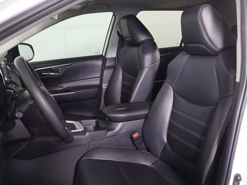 Used 2020 Toyota RAV4 XLE Premium FWD image 26