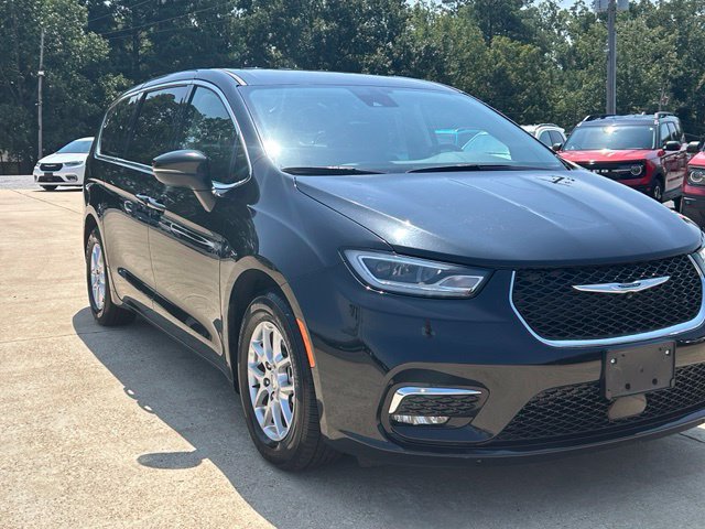 Used 2023 Chrysler Pacifica Touring-L FWD image 2