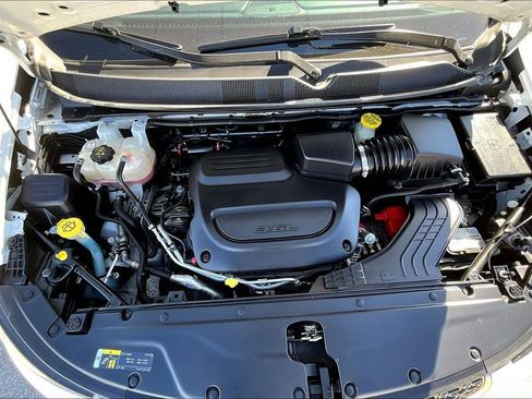 Used 2021 Chrysler Pacifica Touring-L image 12