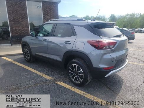 Used 2025 Chevrolet TrailBlazer LT AWD/4WD image 3