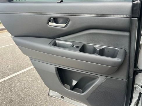 Used 2025 Nissan Pathfinder Platinum image 31