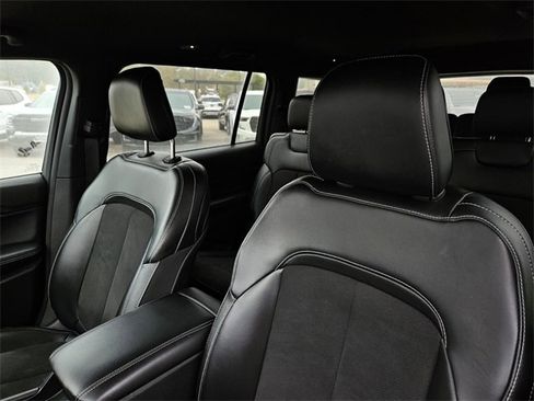 Used 2024 Jeep Grand Cherokee L Laredo image 13