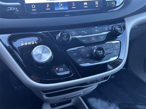 Used 2024 Chrysler Pacifica Touring-L image 32