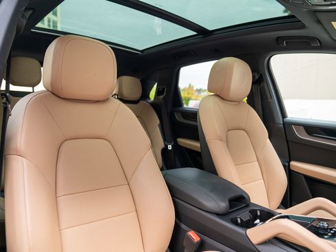 Used 2025 Porsche Cayenne image 26