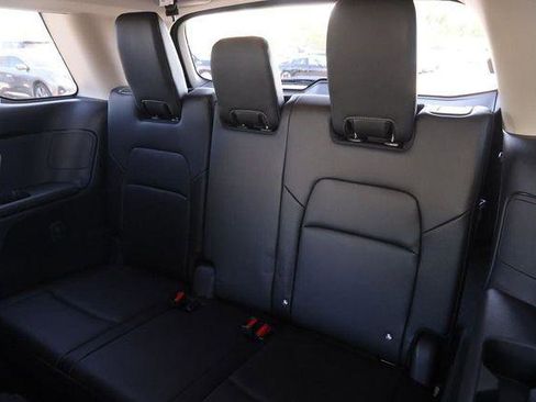 Used 2025 Nissan Pathfinder SL image 11