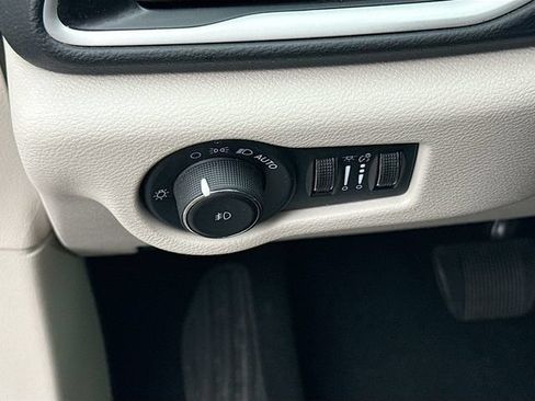 Used 2023 Chrysler Pacifica Touring-L FWD image 16