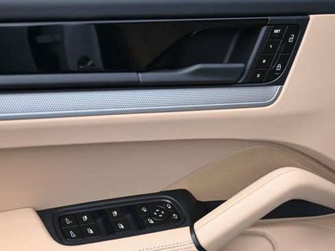 Certified 2025 Porsche Cayenne AWD/4WD image 7