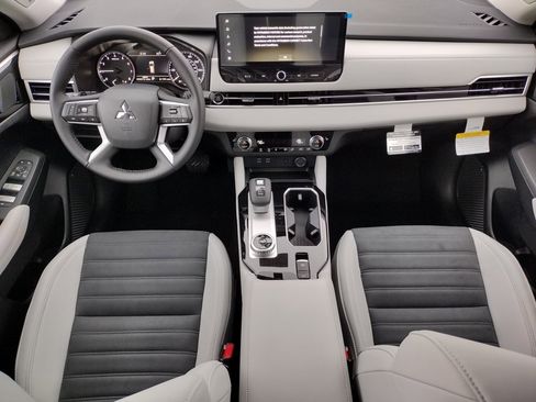 New 2025 Mitsubishi Outlander SE image 2