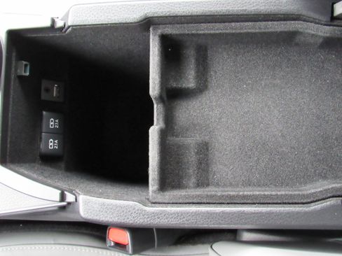 Used 2019 Toyota Avalon Limited image 29