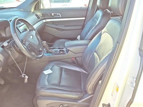 Used 2017 Ford Explorer XLT w/ Equipment Group 202A FWD image 9