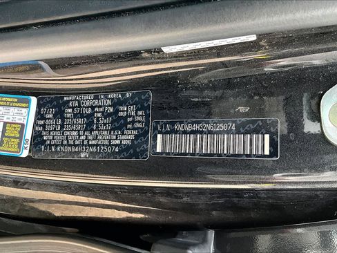 Used 2022 Kia Carnival LX image 34