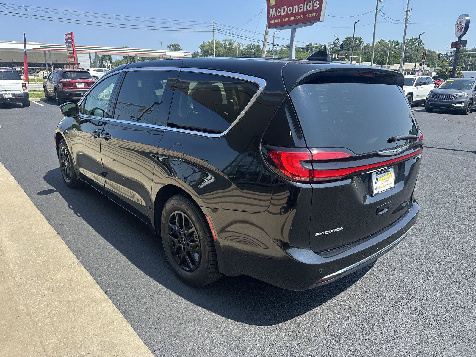 Used 2023 Chrysler Pacifica Touring-L FWD image 8
