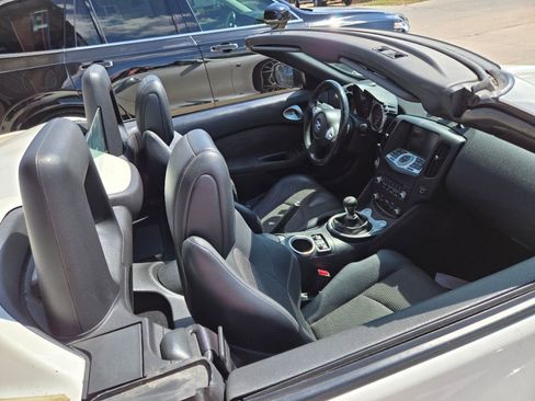 Used 2016 Nissan 370Z Touring image 9
