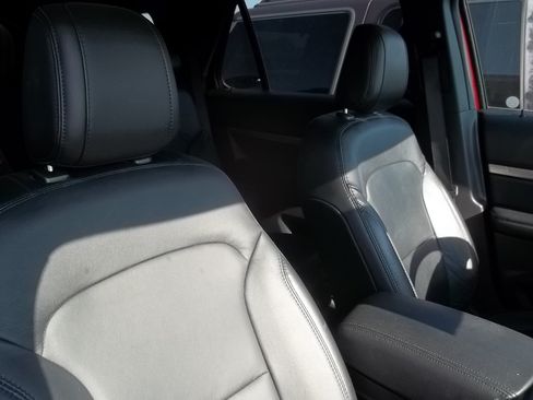 Used 2018 Ford Explorer XLT w/ Equipment Group 202A AWD/4WD image 10