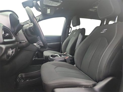 Used 2019 Chrysler Pacifica Touring Plus w/ Advanced Safetytec Group image 10