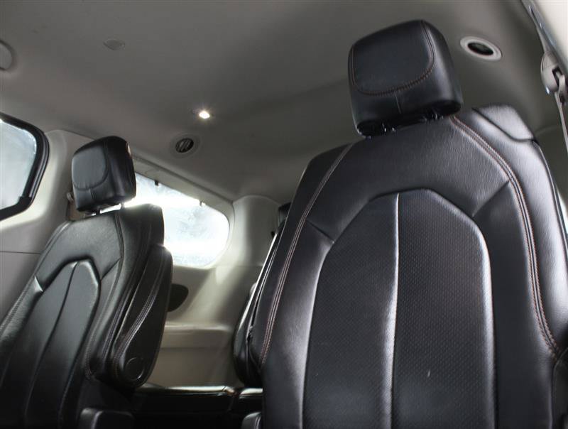 Used 2019 Chrysler Pacifica Touring-L FWD image 17