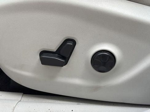 Used 2019 Jeep Cherokee Limited FWD image 13