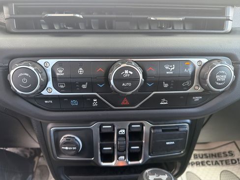 Used 2025 Jeep Wrangler Sahara AWD/4WD image 28