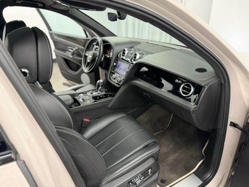 Used 2019 Bentley Bentayga AWD/4WD image 34