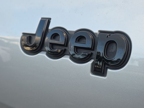 Used 2023 Jeep Grand Cherokee L Laredo RWD image 9