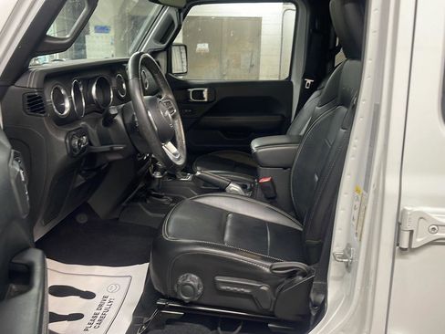 Used 2019 Jeep Wrangler Unlimited Sahara image 12