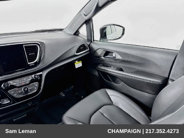 New 2027 Chrysler Pacifica Select FWD image 22