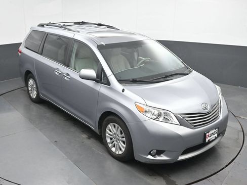 Used 2014 Toyota Sienna XLE FWD image 26