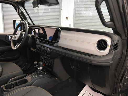 Used 2025 Jeep Wrangler Unlimited Sahara image 16