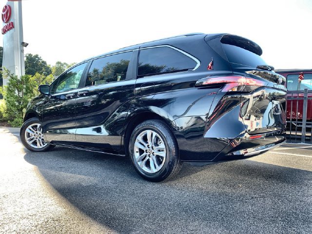 Used 2023 Toyota Sienna Limited FWD image 6