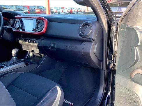 Used 2017 Toyota Tacoma TRD Sport image 19