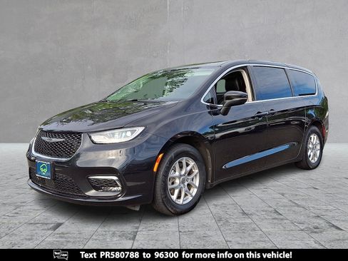 Used 2023 Chrysler Pacifica Touring-L FWD image 1