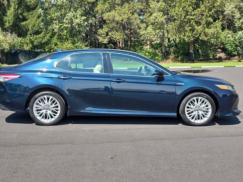 Used 2020 Toyota Camry XLE image 3