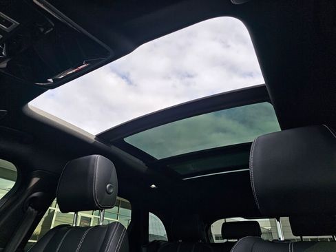 Used 2022 Land Rover Range Rover Velar R-Dynamic S image 24