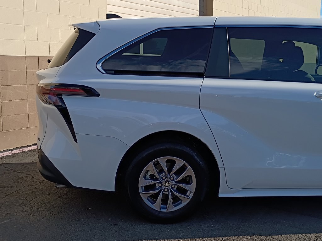 Used 2025 Toyota Sienna LE FWD image 4