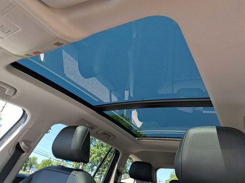Used 2022 Volkswagen Tiguan SE w/ Panoramic Sunroof Package AWD/4WD image 11