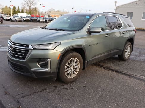 Used 2023 Chevrolet Traverse LT image 2