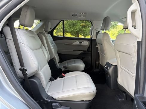 Used 2025 Ford Explorer Active w/ Active Comfort Package RWD image 24