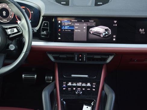 Certified 2024 Porsche Cayenne S AWD/4WD image 20