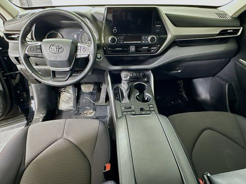 Used 2024 Toyota Highlander LE AWD/4WD image 17