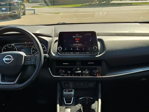 Used 2025 Nissan Rogue SV FWD image 14