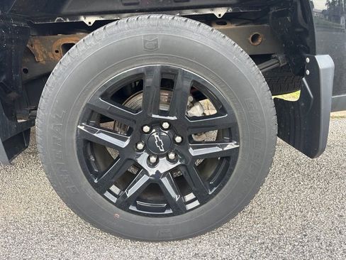 Used 2023 Chevrolet Silverado 1500 Custom w/ LPO, Dark Essentials Package AWD/4WD image 23