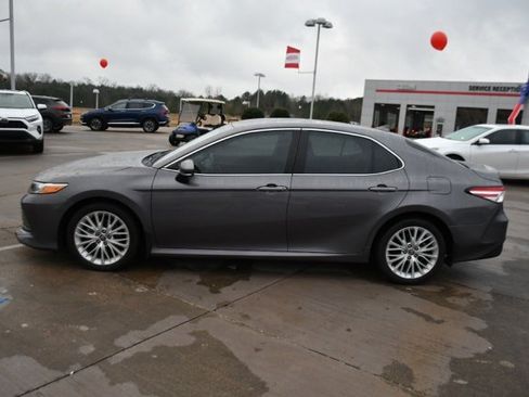 Used 2020 Toyota Camry XLE image 2