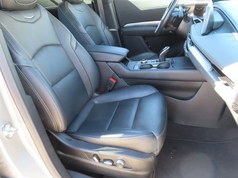 Used 2024 Cadillac XT4 Premium Luxury image 16