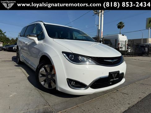 Used 2018 Chrysler Pacifica Limited w/ Advanced Safetytec Group FWD image 1